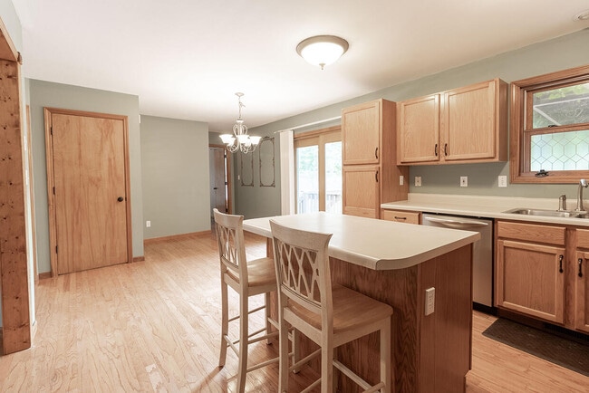 Building Photo - 1302 Look Out Ct