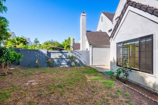 Building Photo - Large Renovated 3bed x 2.5bath Townhouse w...