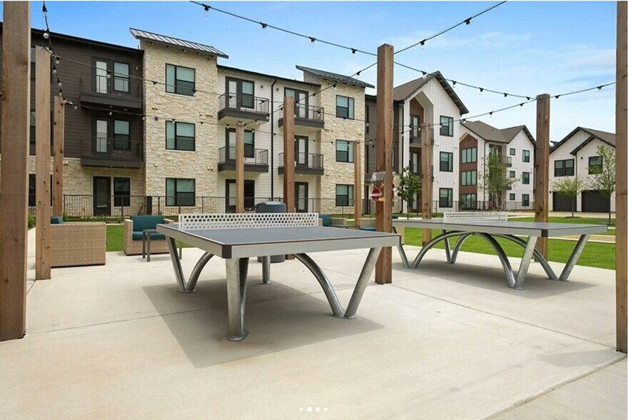 Building Photo - 8200 Glenn Day Dr