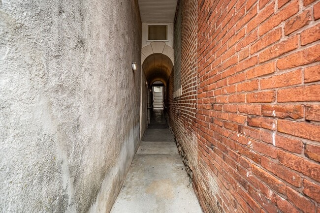 Building Photo - 235 E Market St