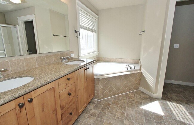 Building Photo - 5256 W McMurtrey St