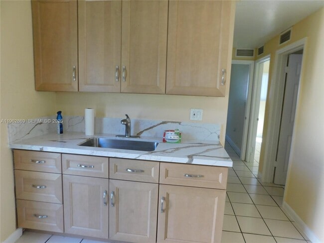 Building Photo - 10121 W Jessamine St