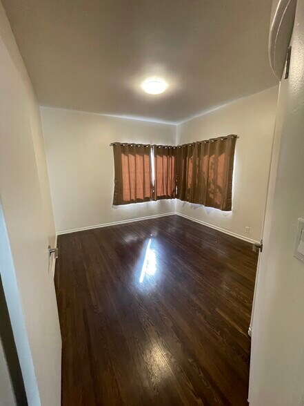 Building Photo - 3043 Hollycrest Dr