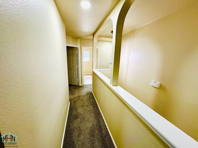 Building Photo - Big & Beautiful 5 bed/3.5 bath 2 Story hom...