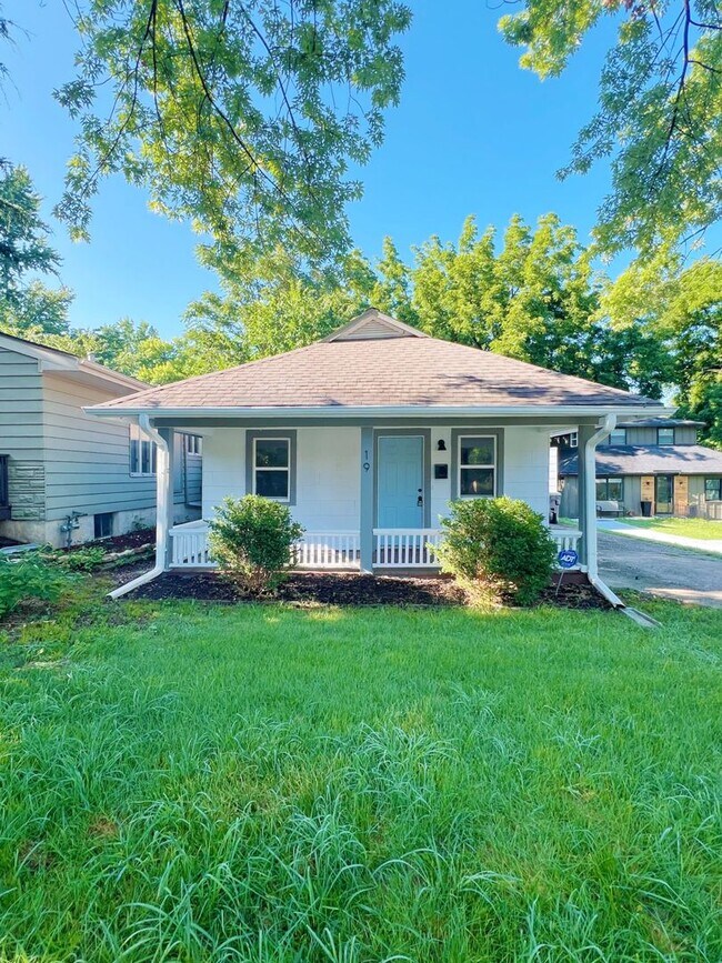 Building Photo - SEE IT NOW: Charming Renovated Bungalow in...