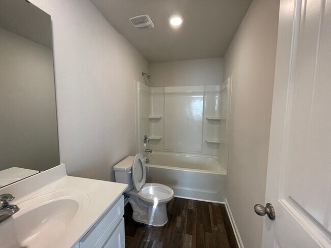 Building Photo - beautiful home with 3 bedrooms