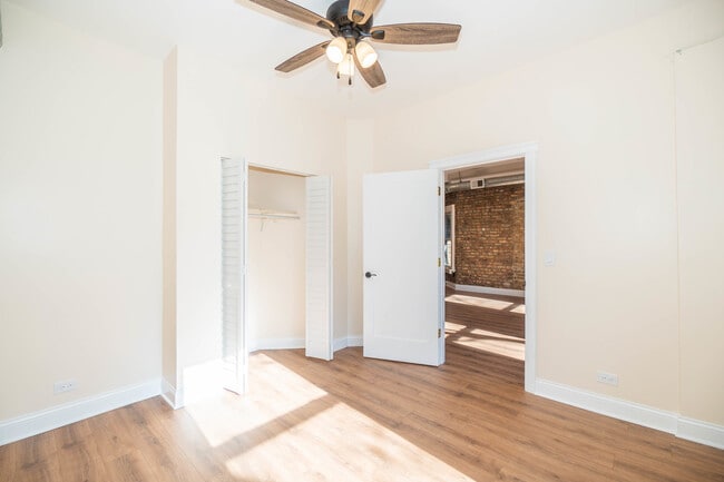 Building Photo - 1032 W Dakin St