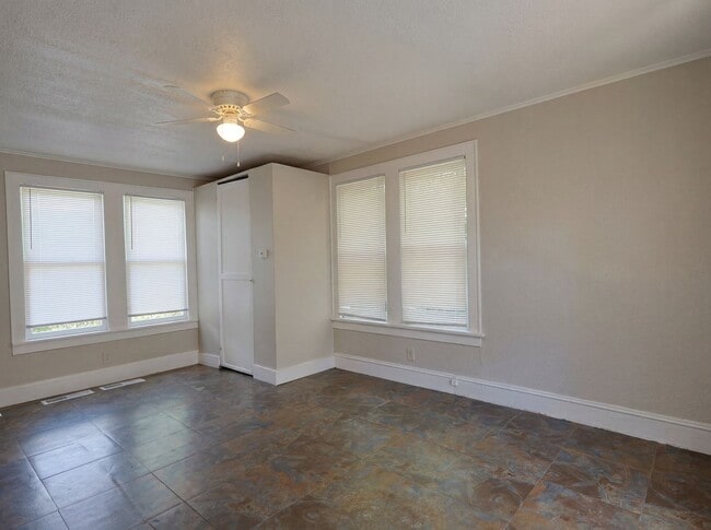 Building Photo - Highland - 1 bed 1 Bath - Apartment
