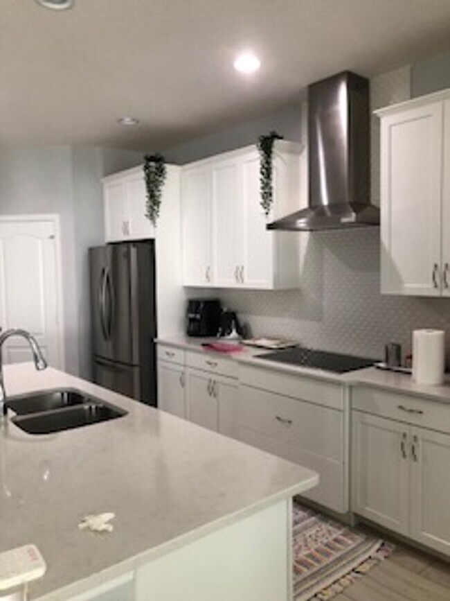 Building Photo - PRATICALLY BRAND NEW HOME IN GATED COMMUNITY!