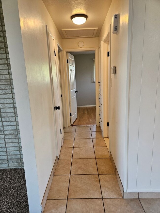 Building Photo - Spacious 4 Bed Bountiful Home | Central Location & Covered Parking