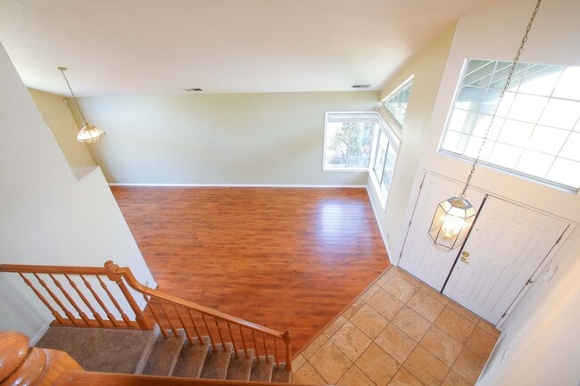 Building Photo - Large 4BR 3BA Updated Home in Quiet Neighb...
