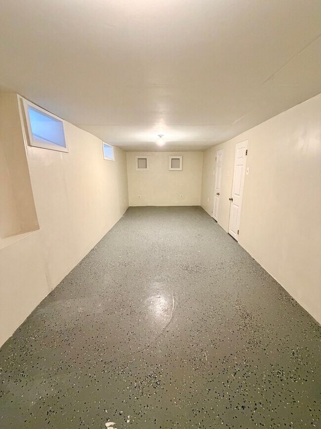 Building Photo - 3 bed 2.5 bath in Port Richmond with Garag...