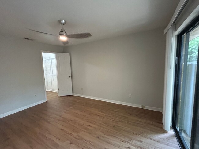 Building Photo - Updated GreenLeaf 2/1