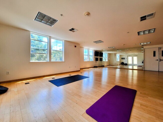 Building Photo - Beautiful 2bd Condo In Gated Community With Pool, Gym, and In-unit Laundry!