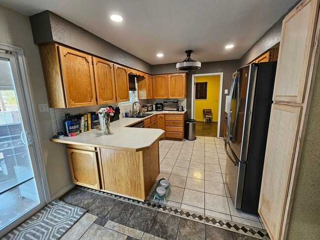 Building Photo - Beautiful 4 Bedroom / 2 Bath Large Home wi...