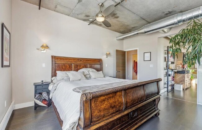 Building Photo - Downtown Loft Living at its Best