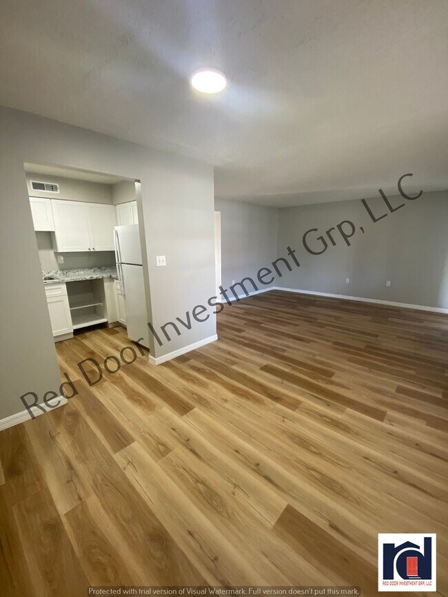 Building Photo - Upstairs 2/1 - Small Quiet Apartment Commu...