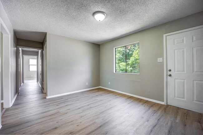 Building Photo - ***Free Month Rent, Low Deposit*** Freshly Updated 3 Bedroom House