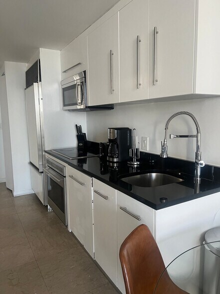 Building Photo - 609 Brickell Ave