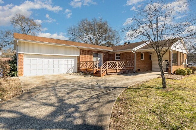 Building Photo - MOVE-IN READY!