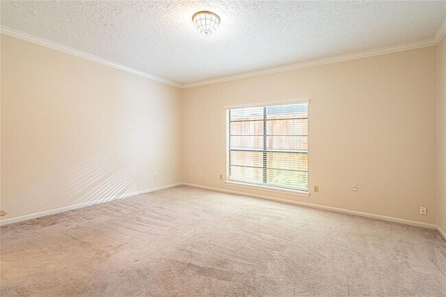 Building Photo - 2306 Potomac Dr