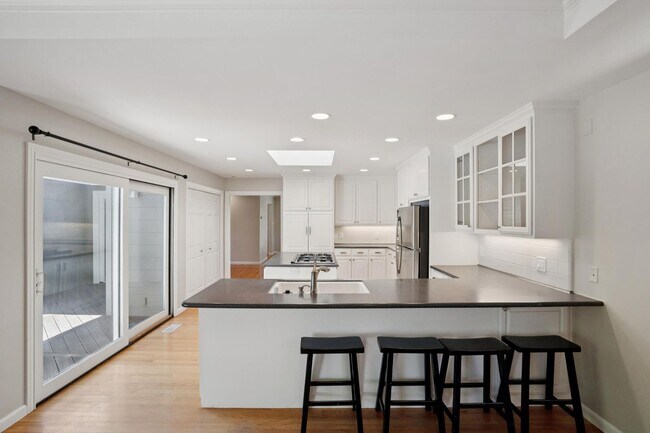 Building Photo - Spacious 3 bed 2 bath Home with Detached 1 bed 1 bath ADU in Los Altos!