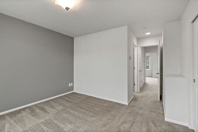 Building Photo - Spaciously Modern Tri Level Townhome for Rent in North Everett