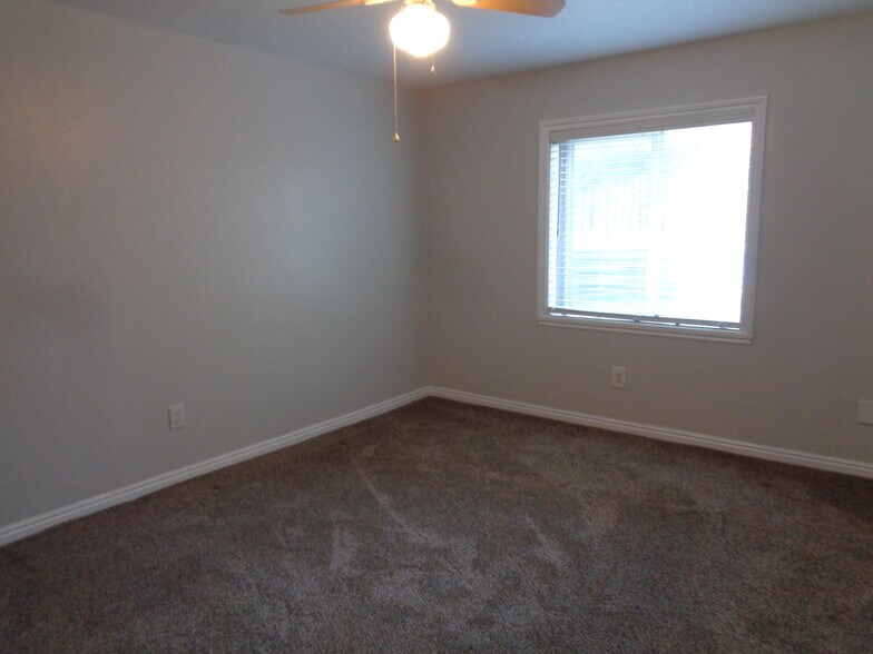 Building Photo - 8816 W Florence Dr