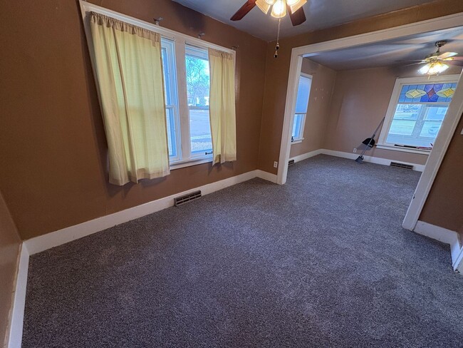 Building Photo - 325/327 3rd St NE