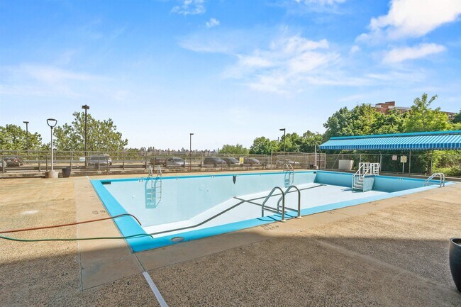 Building Photo - 9060 Palisade Ave