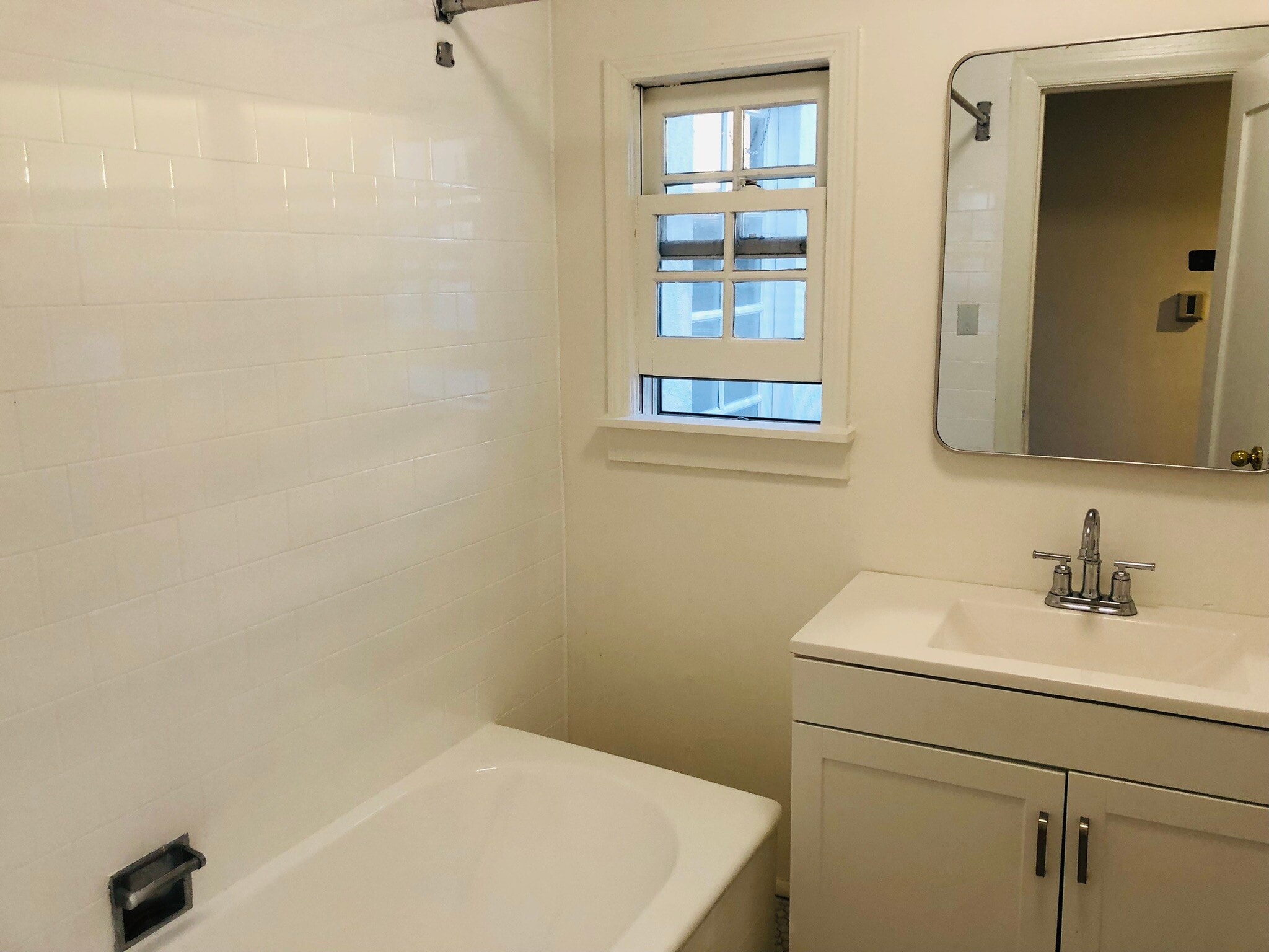 Building Photo - 7261 1/2 Melrose Ave