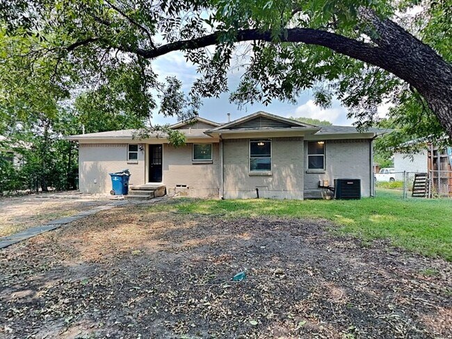 Building Photo - 1002 Noble Ave