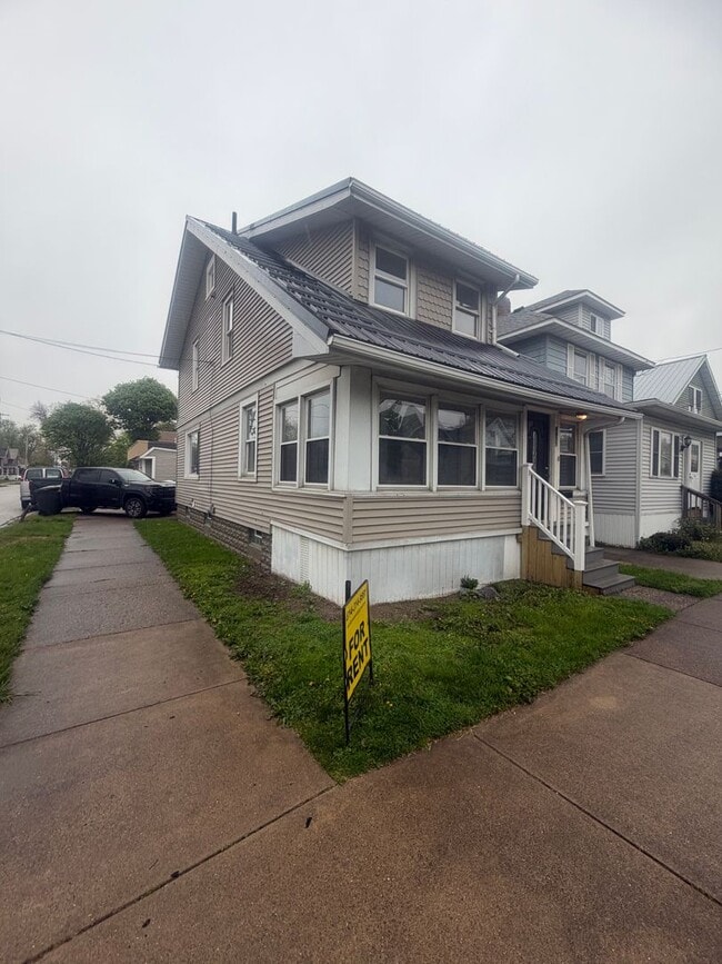 Building Photo - Remodeled West Side 3 Bedroom House