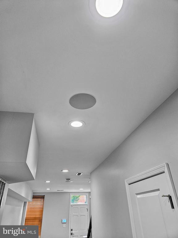 Building Photo - 524 N Patterson Park Ave