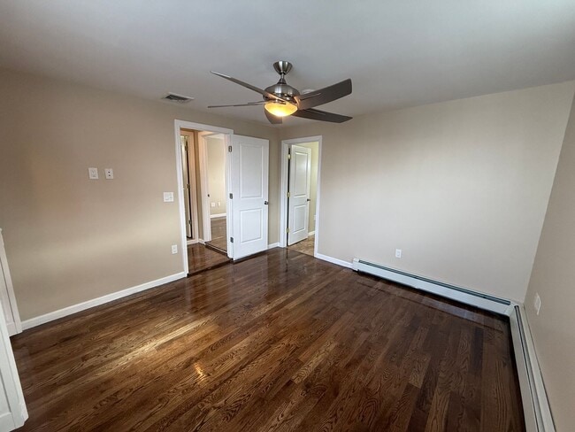 Building Photo - Mint 2 Bed/2 Bath Single-Family Home in Howard Beach!