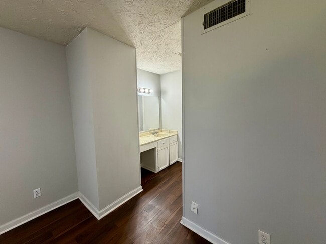 Building Photo - Welcome home!