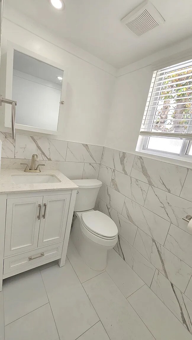 batroom - 1041 N Edinburgh Ave