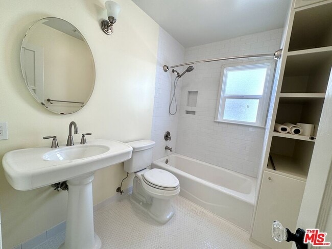 Building Photo - 4229 Sutro Ave
