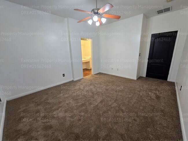 Building Photo - 3 bedroom/ 2.5 bathroom 2 story home.