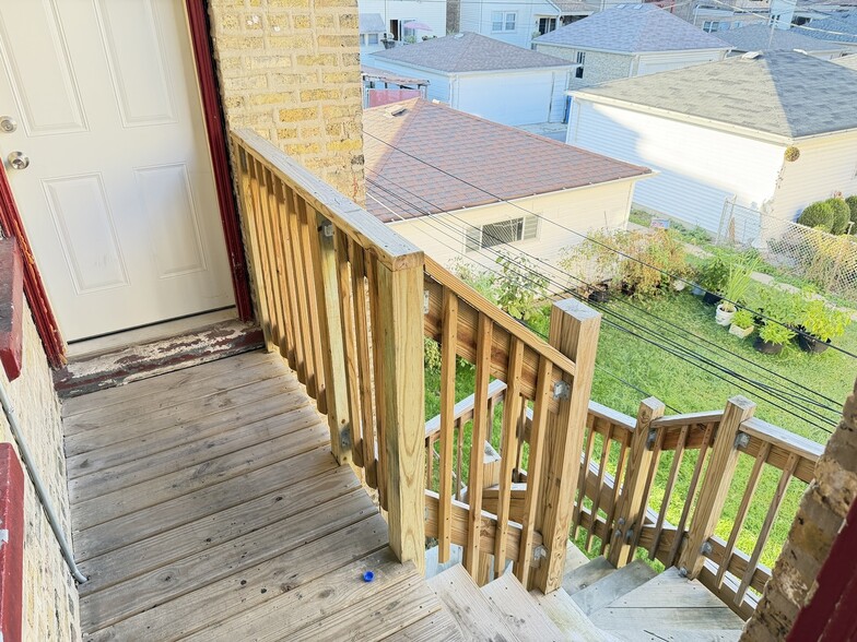 Building Photo - 5842 W Barry Ave