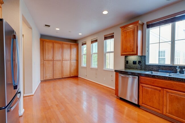 Building Photo - EXQUISITELY LOCATED TOWNHOME PRIVATE SETTING | MANY UPGRADES