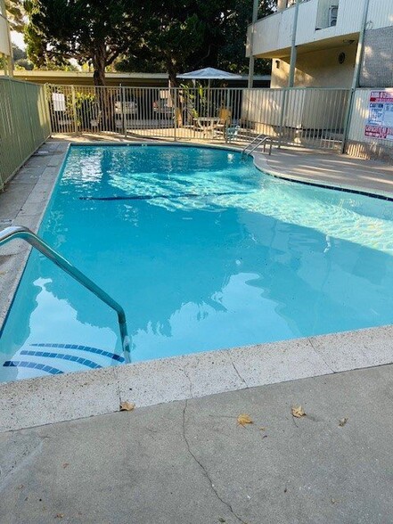 Building Photo - 537 S El Molino Ave