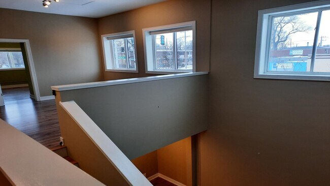 Building Photo - Elevate Your Lifestyle, Stunning 3-Bedroom Loft in Evanston