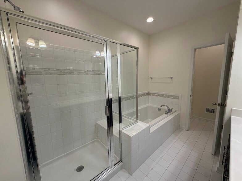 Building Photo - 629 Quarterpath Way