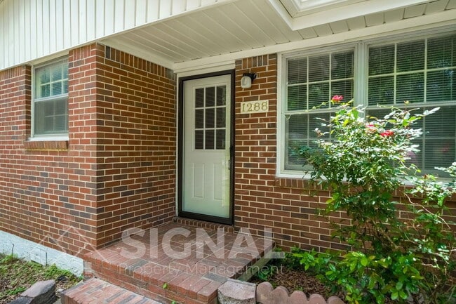 Building Photo - 1288 Hiawatha Dr NE