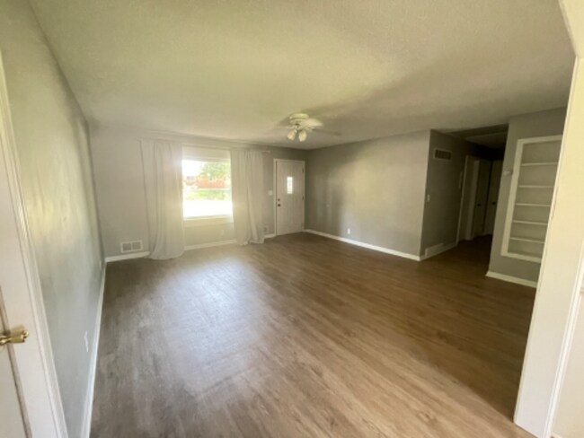 Building Photo - 106 W 8th St