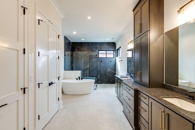 Building Photo - Like New 4 Bedroom Luxury Home in Franklin TN