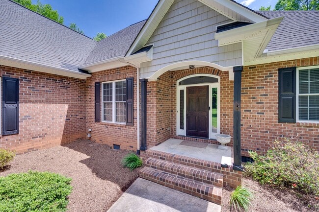 Building Photo - Beautiful 3 bedroom 2 bath Ranch with Bonu...