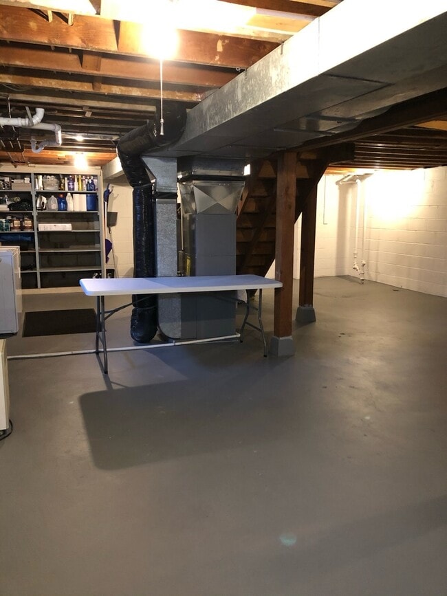 Building Photo - 615 Rice St E