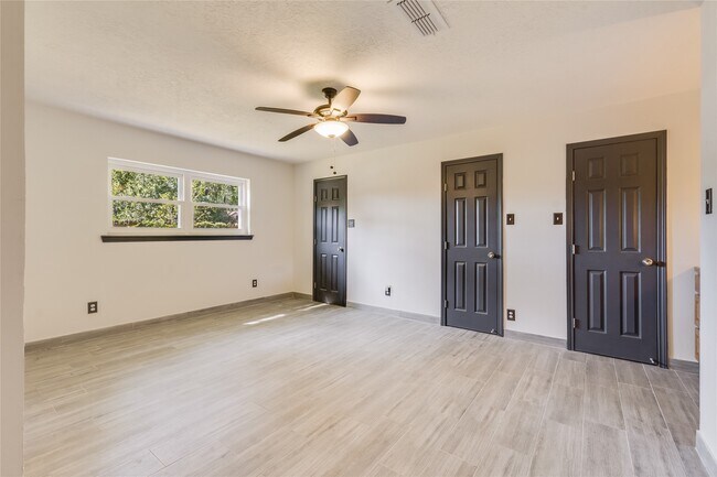 Building Photo - 2004 Sleepy Hollow Dr